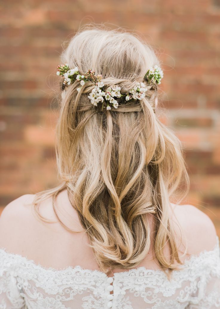 Vestir o seu penteado de casamento com flores frescas