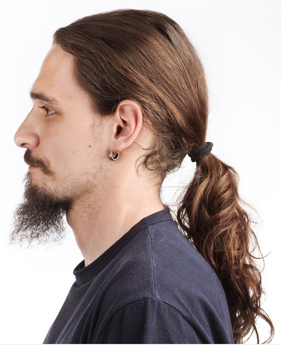 Penteados longos na moda para homens precipitados