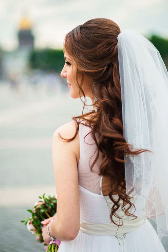 Penteados com véu para noivas com cabelos longos