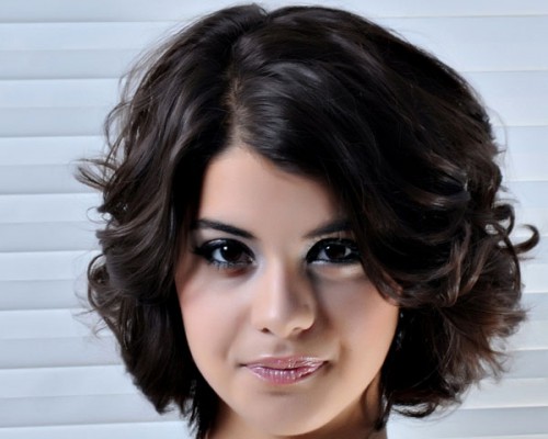 Solução de cabelo volumoso ou espesso com idéias de corte adequadas para mulheres