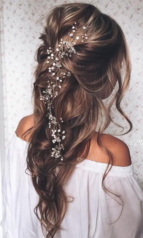Penteados trançados modernos no tema Floral para noivas