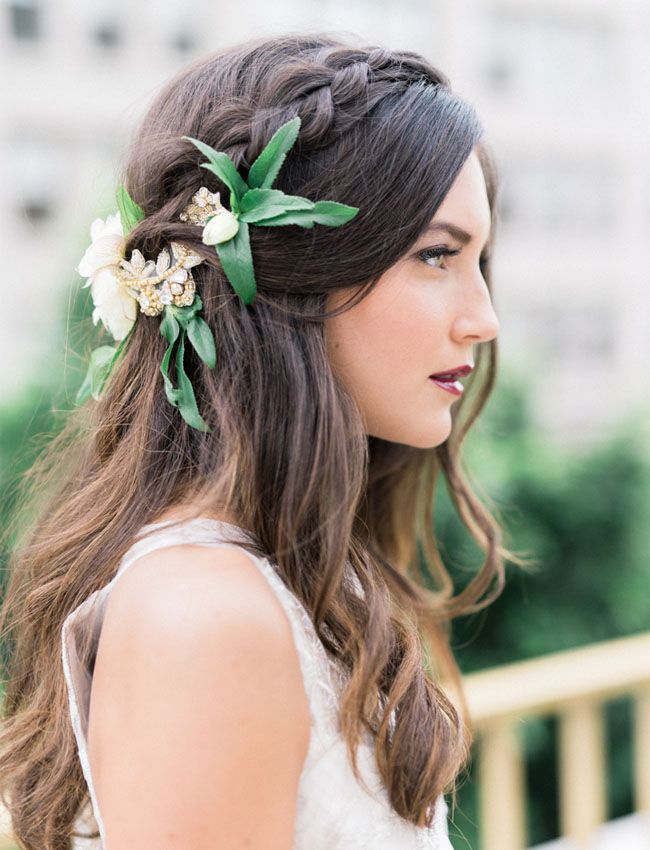 Vestir o seu penteado de casamento com flores frescas