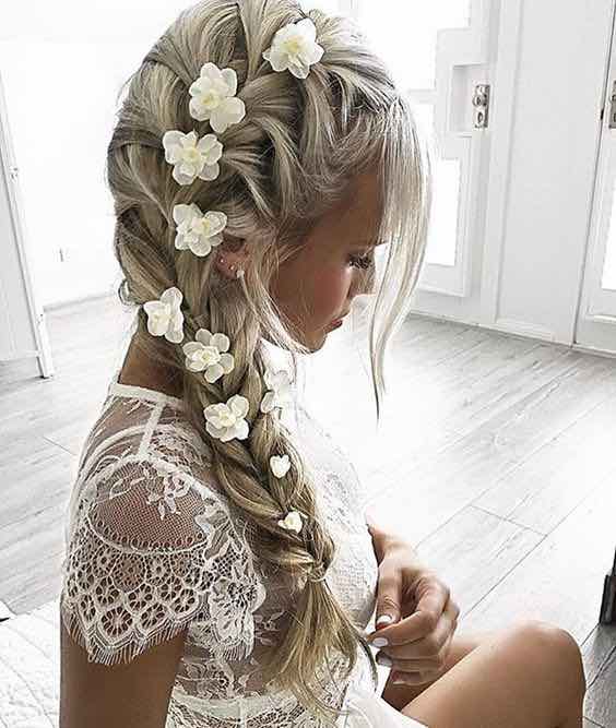 Penteados trançados modernos no tema Floral para noivas