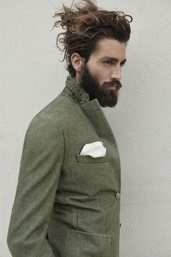 Últimas idéias na moda para homens penteados com barba