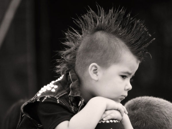 Idéias diferentes do corte do cabelo para seu menino da criança
