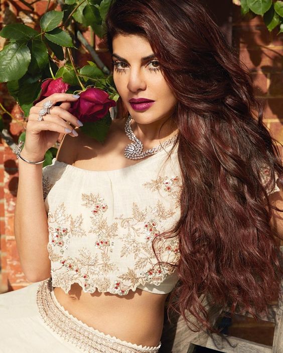 Impressionante fotos de lindas celebridades de Bollywood com cabelo comprido