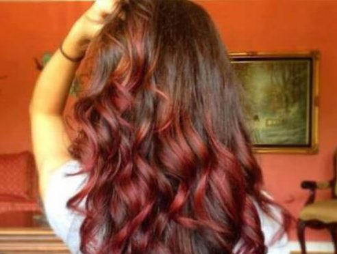 35 Idéias de cabelo de Borgonha para cabelo loiro, vermelho e morena