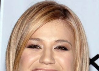 Pontas direitas e na moda dos penteados para meninas redondas da forma