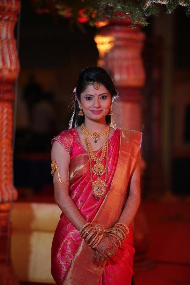 Penteados de casamento do Sul da Índia com roupas Saree
