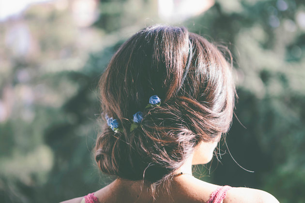 Decorar seu penteado com mini alfinetes florais