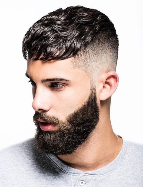 Penteado dos homens à moda com barba 2018