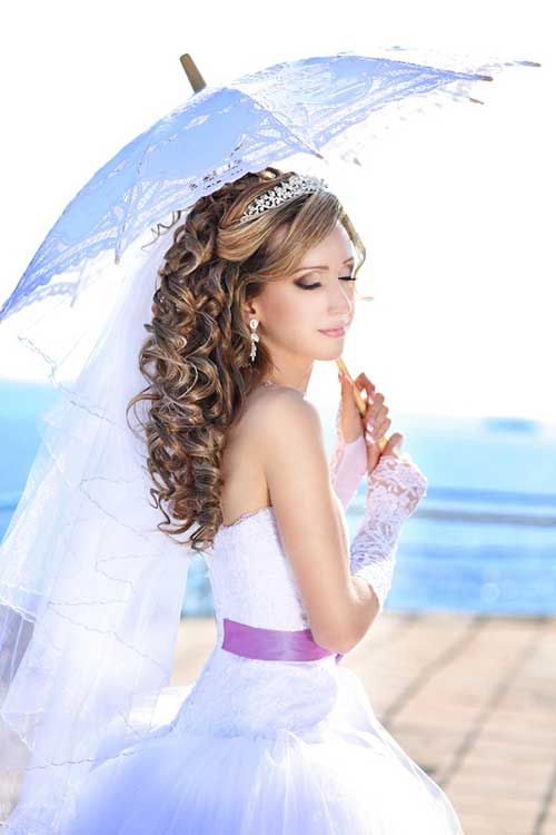 Penteado de casamento incrível com tiara e véu