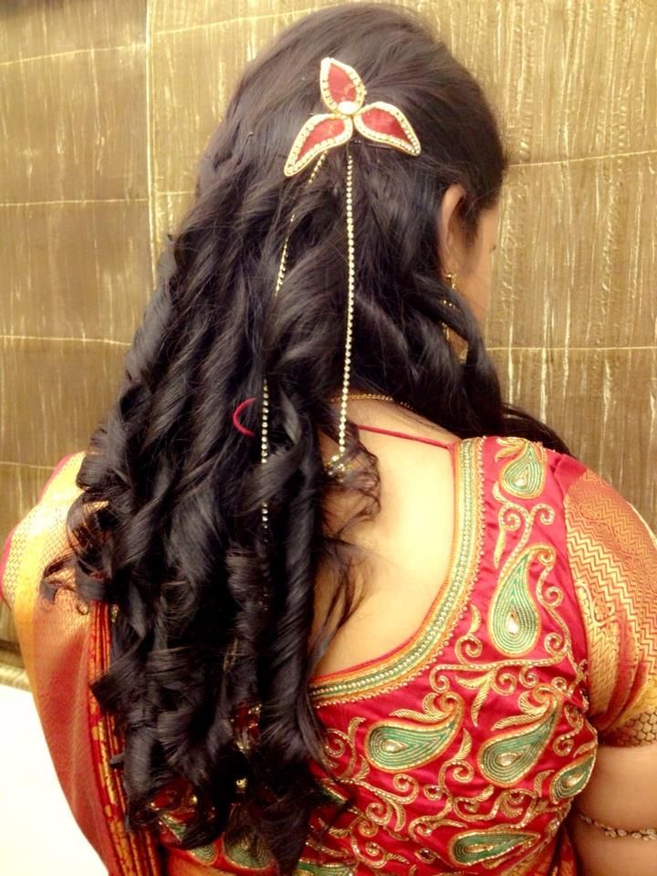 Penteado nupcial indiano popular para a função do copo de água