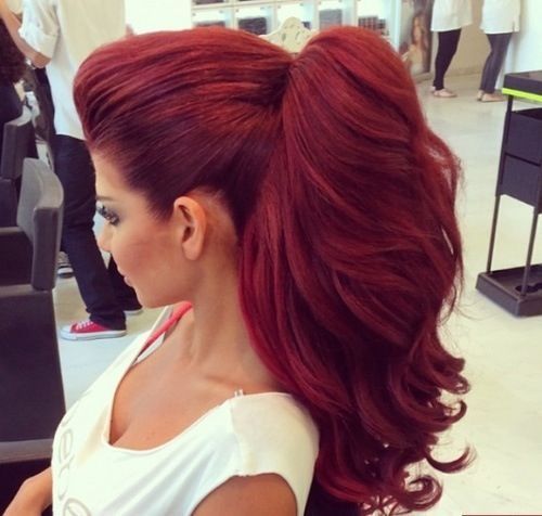 Mais recente moda de cabelos vermelhos em estilos impressionantes
