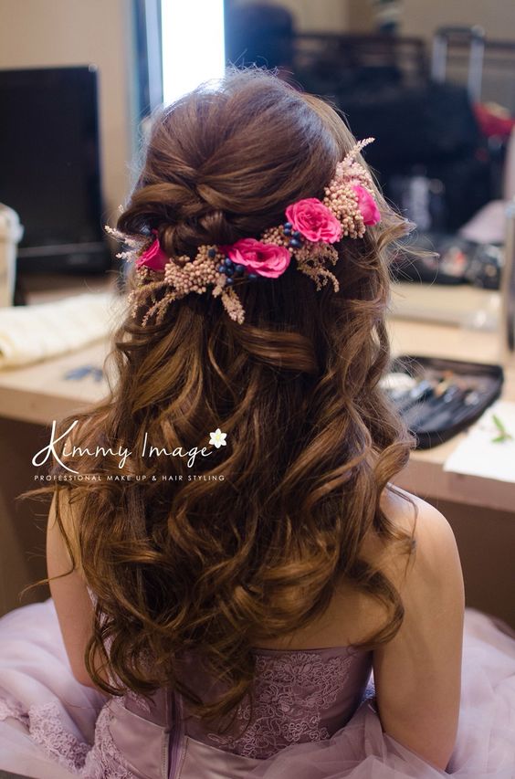 Penteado longo encaracolado formal parece adornada com flores