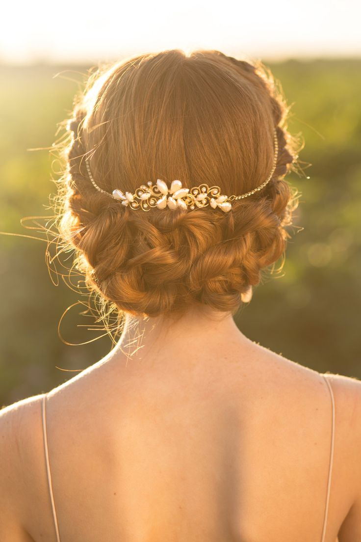 Elegantes estilos de penteados para os casamentos de verão