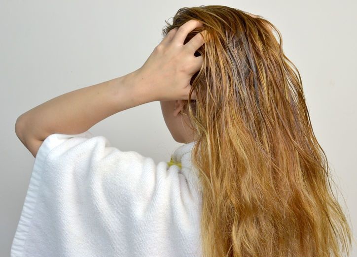 Maneiras direitas e pontas a lubrificar seu cabelo antes de ir encabeçar o banho ou o chuveiro