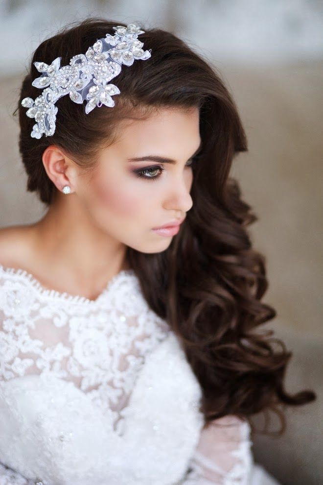 Top 25 idéias de penteado mais bonitas e românticas para o dia do casamento de uma noiva