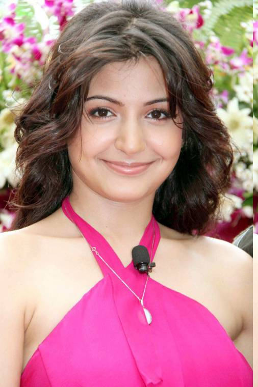 Anushka Sharma em penteados diferentes