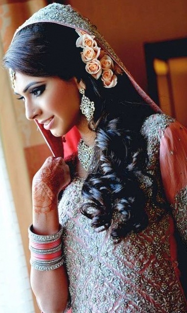 Penteados indianos charmosos para Bridals que comumente usados