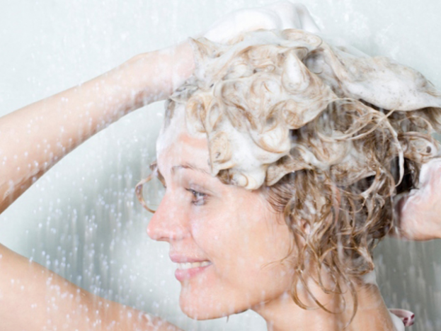 Como lavar os cabelos na direção certa