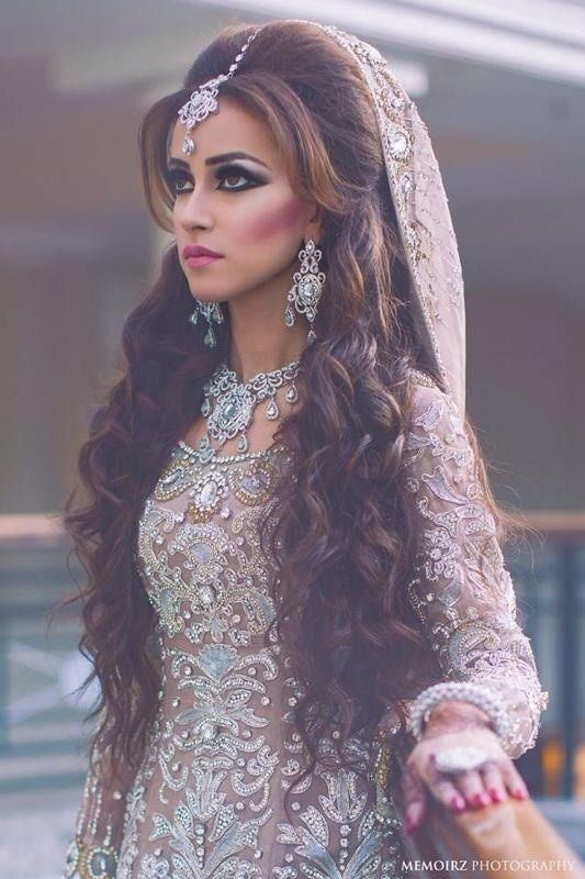 Penteados indianos charmosos para Bridals que comumente usados