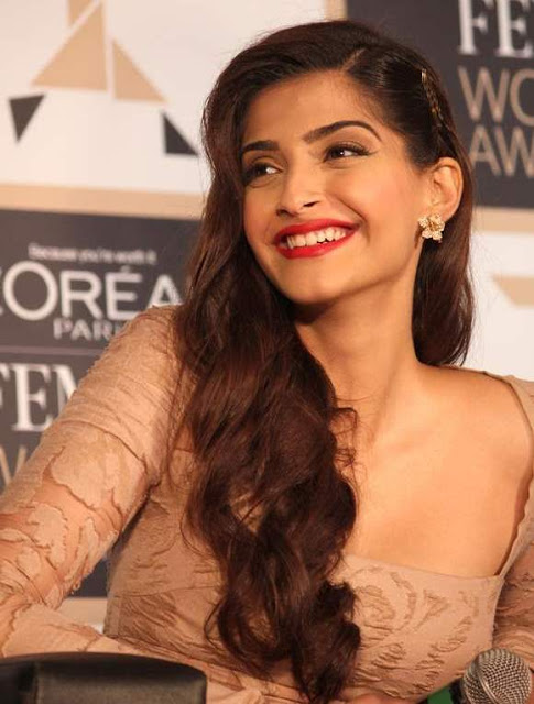 Impressionante fotos de lindas celebridades de Bollywood com cabelo comprido