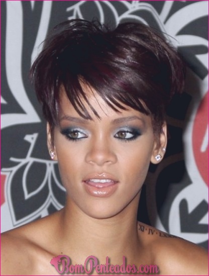 15 atraentes looks com penteados curtos de Rihanna