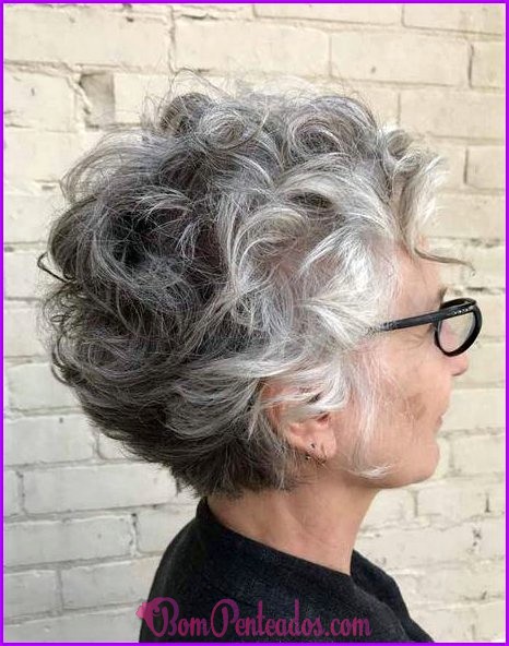 Penteados cinzentos femininos curtos para mulheres mais velhas