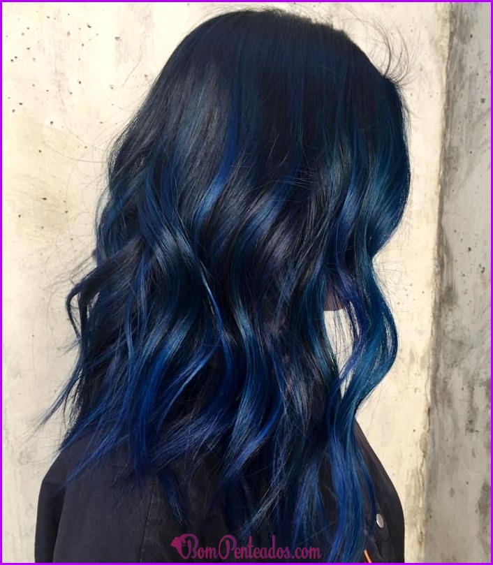Cabelos negros com penteados azuis para homens