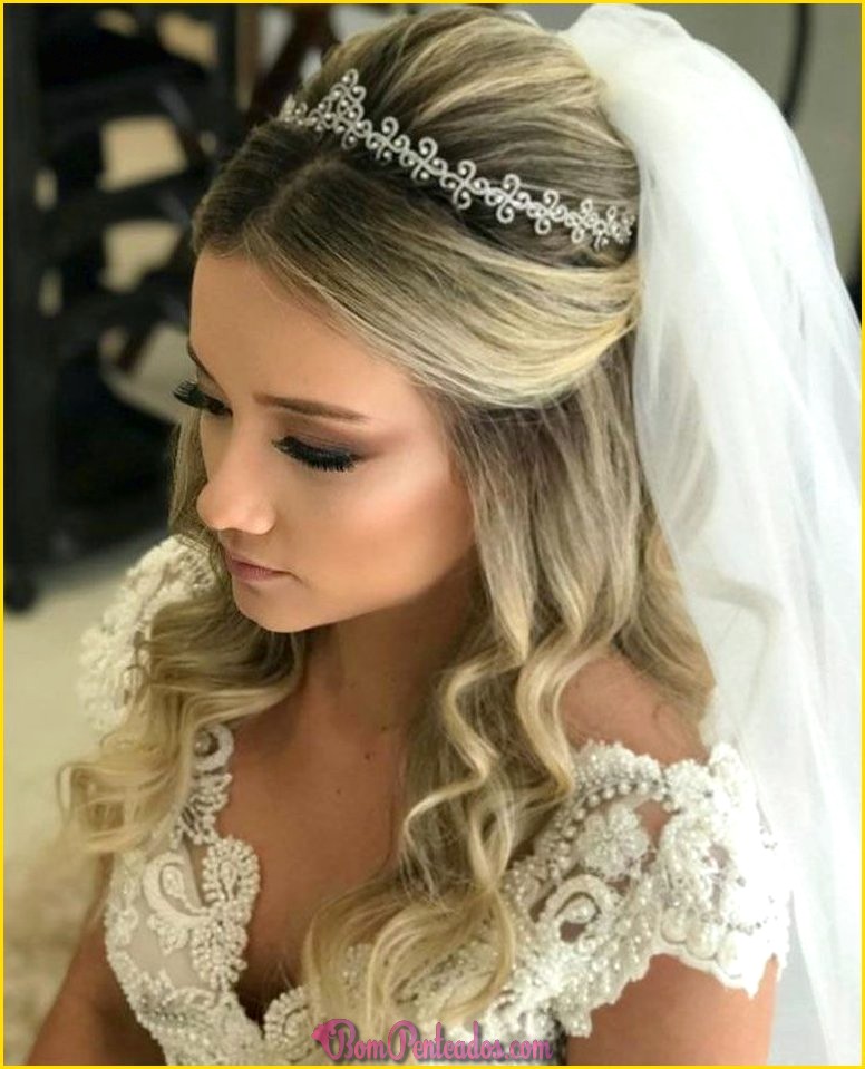 Penteado nupcial com véu longo