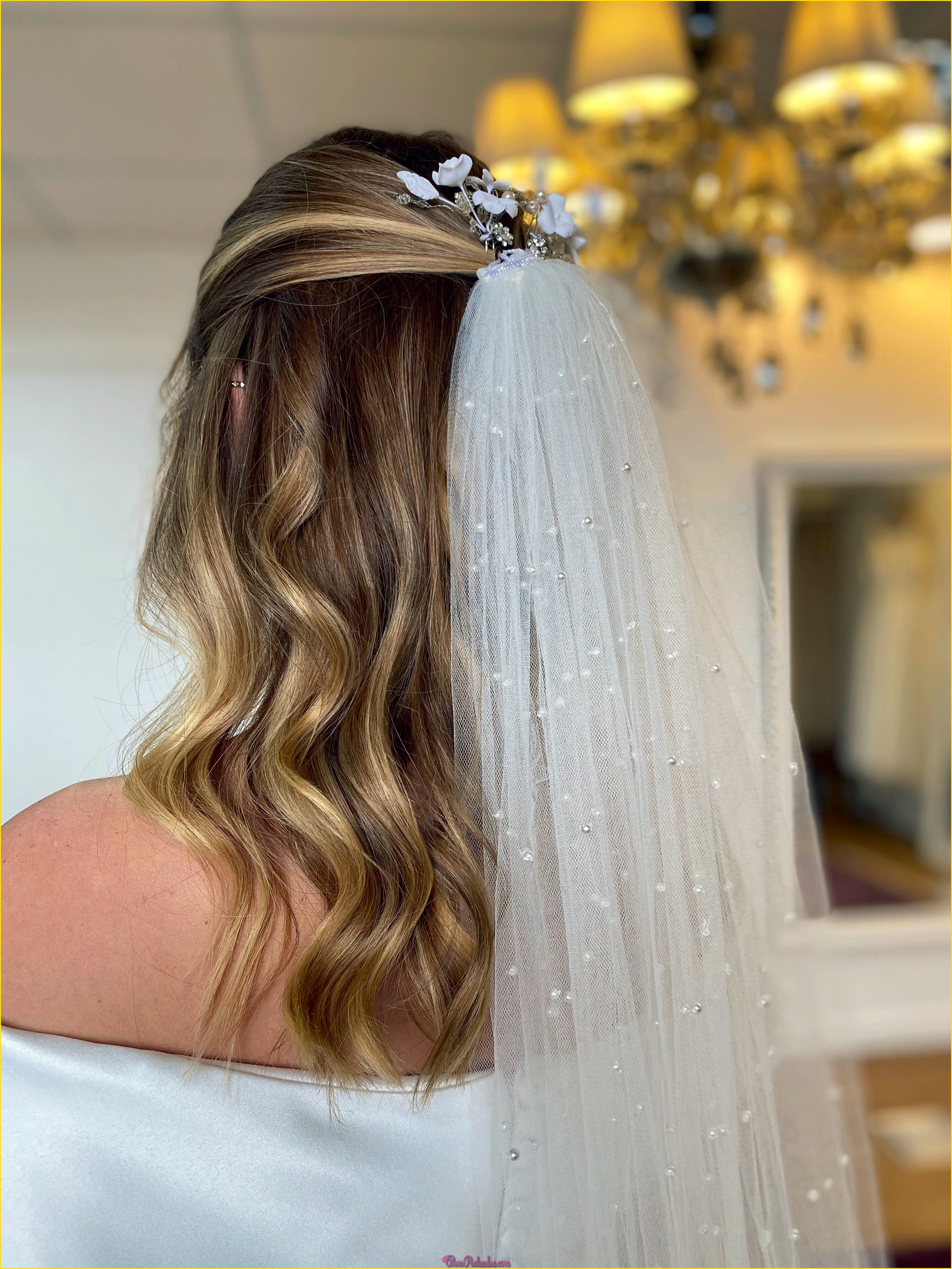 Penteado nupcial com véu longo