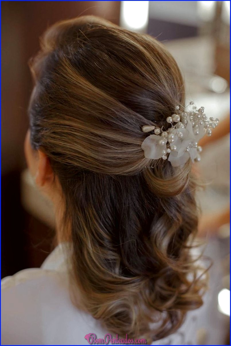 Penteado nupcial com véu longo