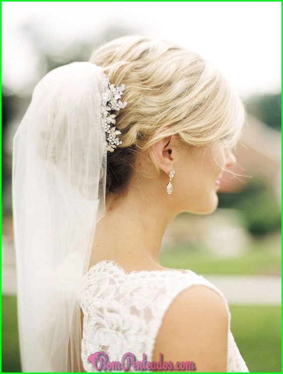 Penteado nupcial com véu longo