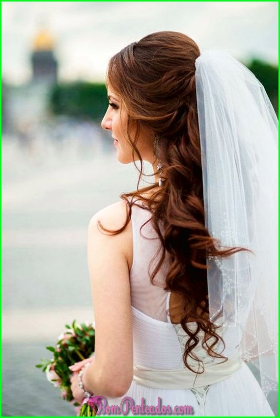 Penteado nupcial com véu longo