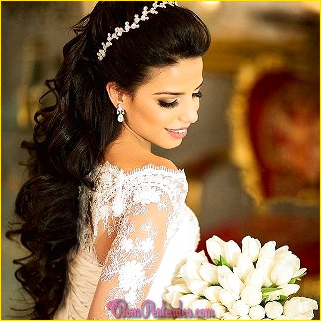 Penteado de casamento para noivas com cabelo preto longo