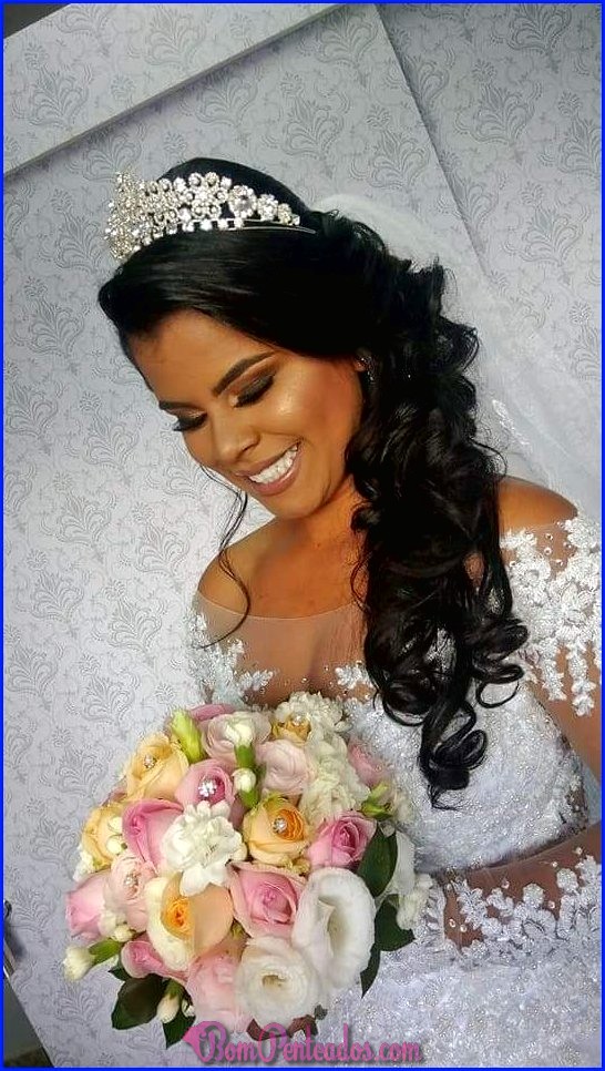 Penteado de casamento para noivas com cabelo preto longo