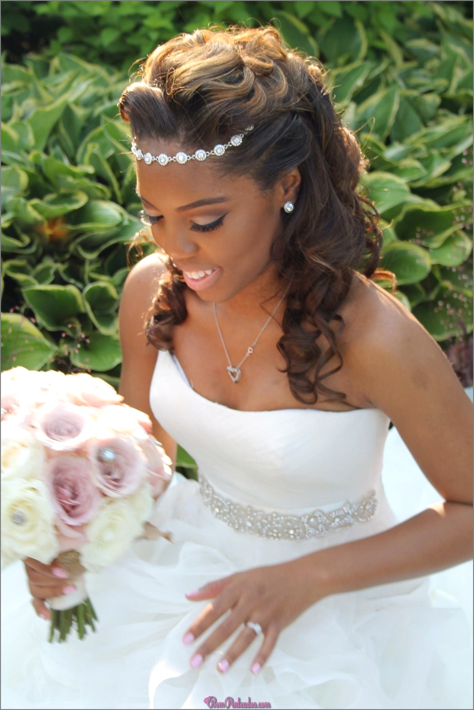 Penteados de casamento para noivas pretas 2022