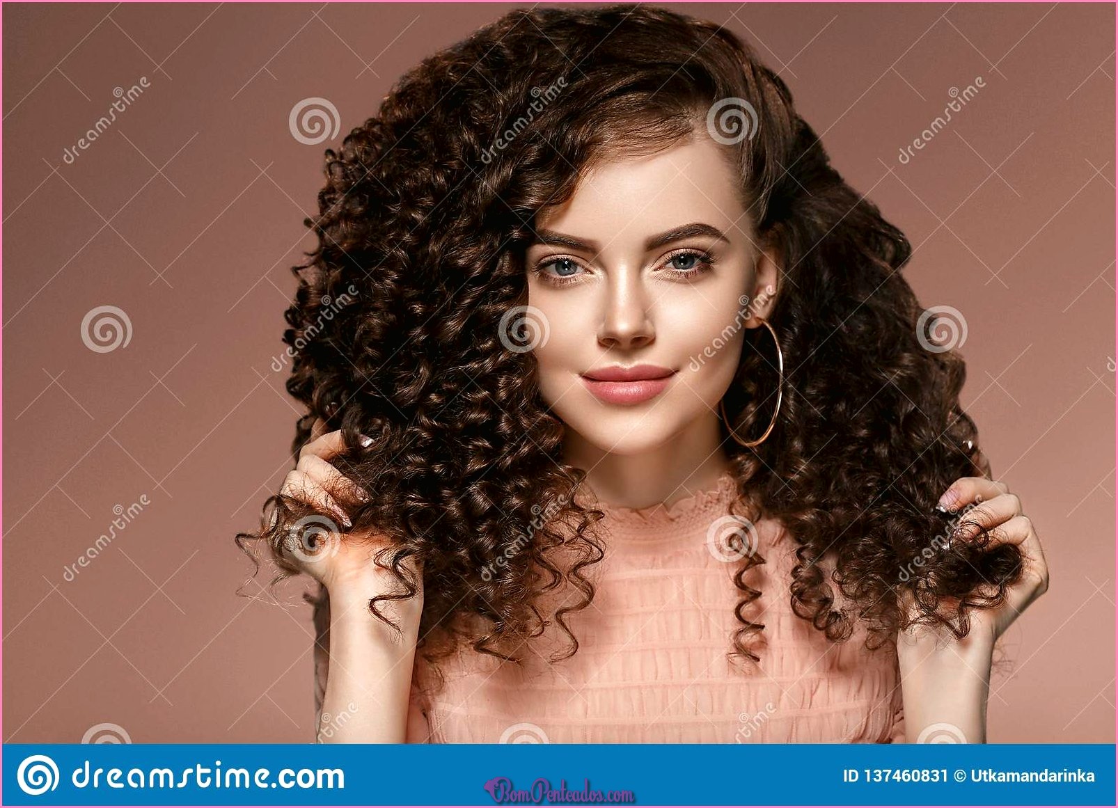 Penteados elegantes para mulher com cabelo encaracolado