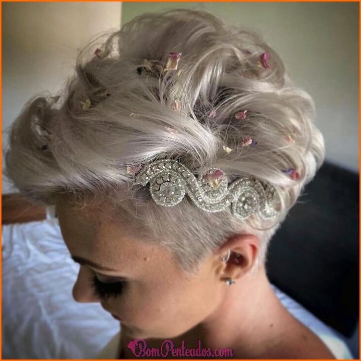 Penteados de casamento para convidados do casamento com cabelo encaracolado