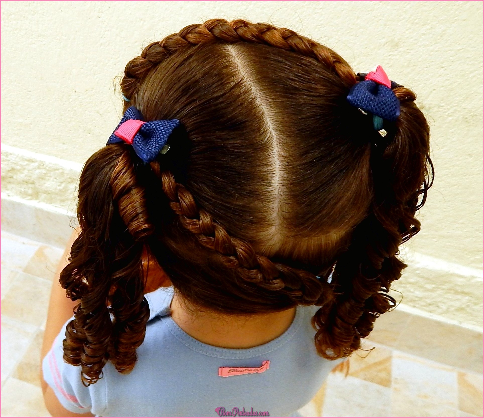 Cabelo escovado com penteados para crianças