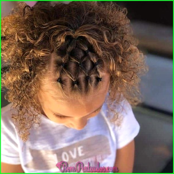 Penteados fáceis para crianças com cabelo encaracolado